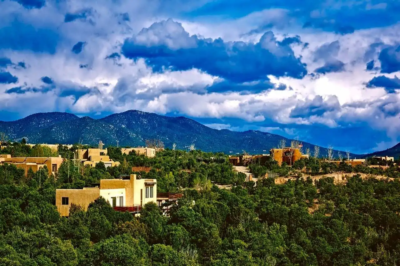 Mountains covered with greenery and houses in Santa Fe
