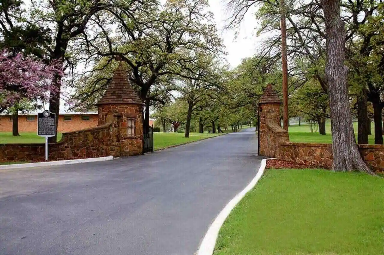 Entrance of Top O’Hill terrace, a gate
