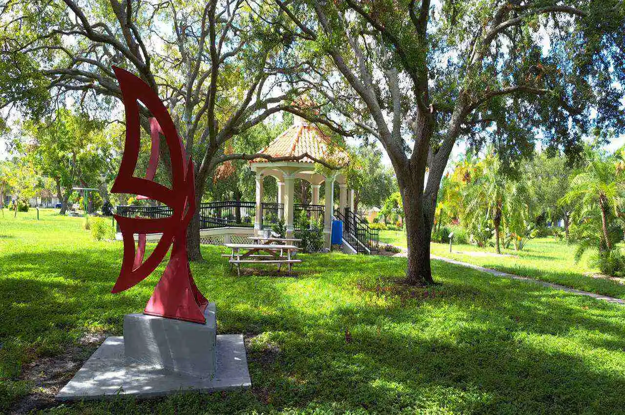 Sculpture of Lugufelo in a park.