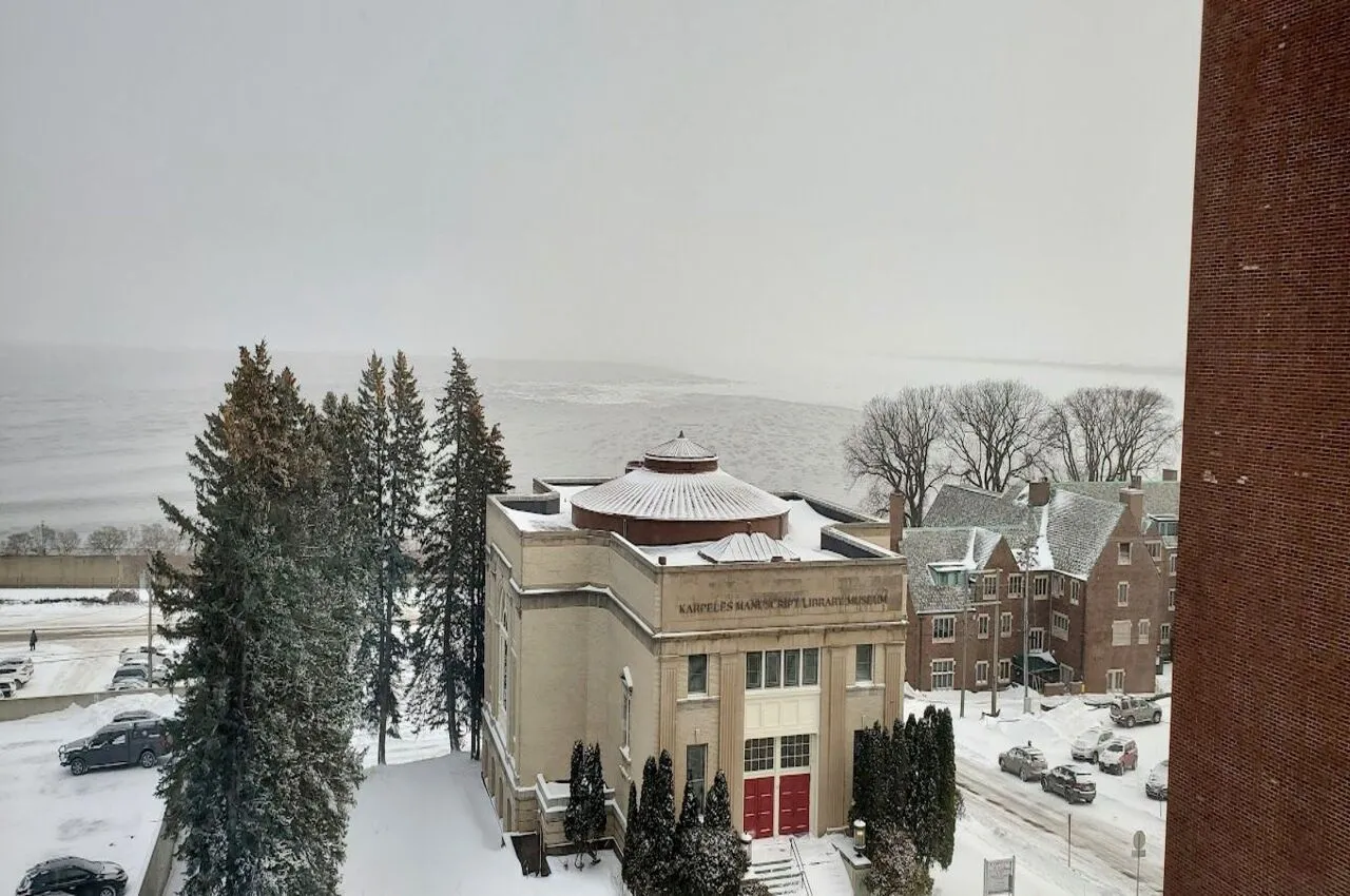 Building of the Karpeles Manuscript Library Museum in snowy weather.