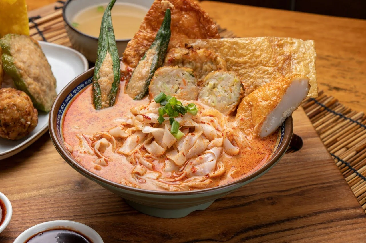 Noodles, bread, and chicken in a bowl.