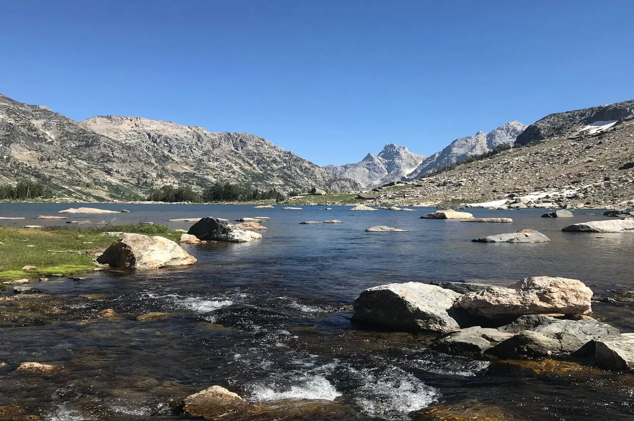 A lake flowing between the mountains.