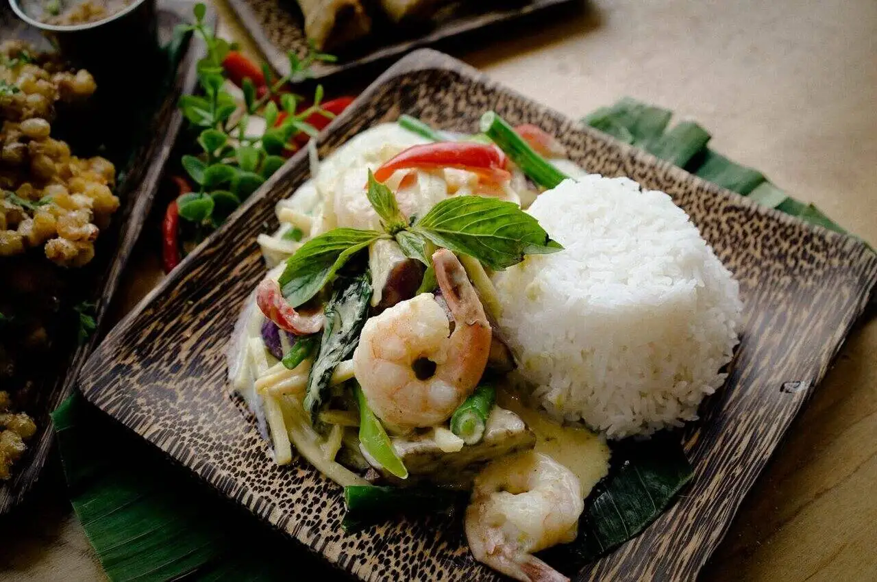White rice with shrimps and veggies.
