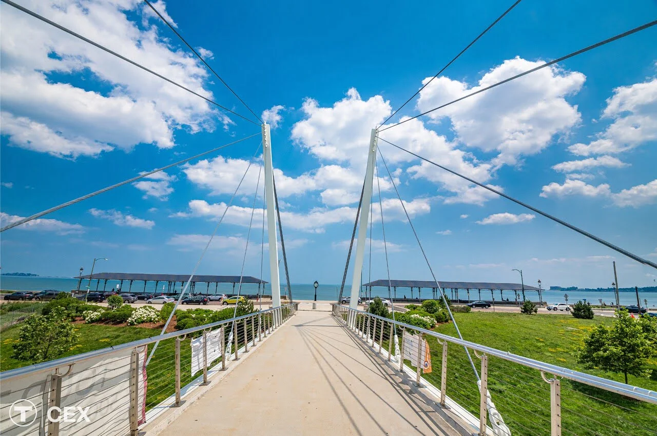 Walking path with the sea in front.