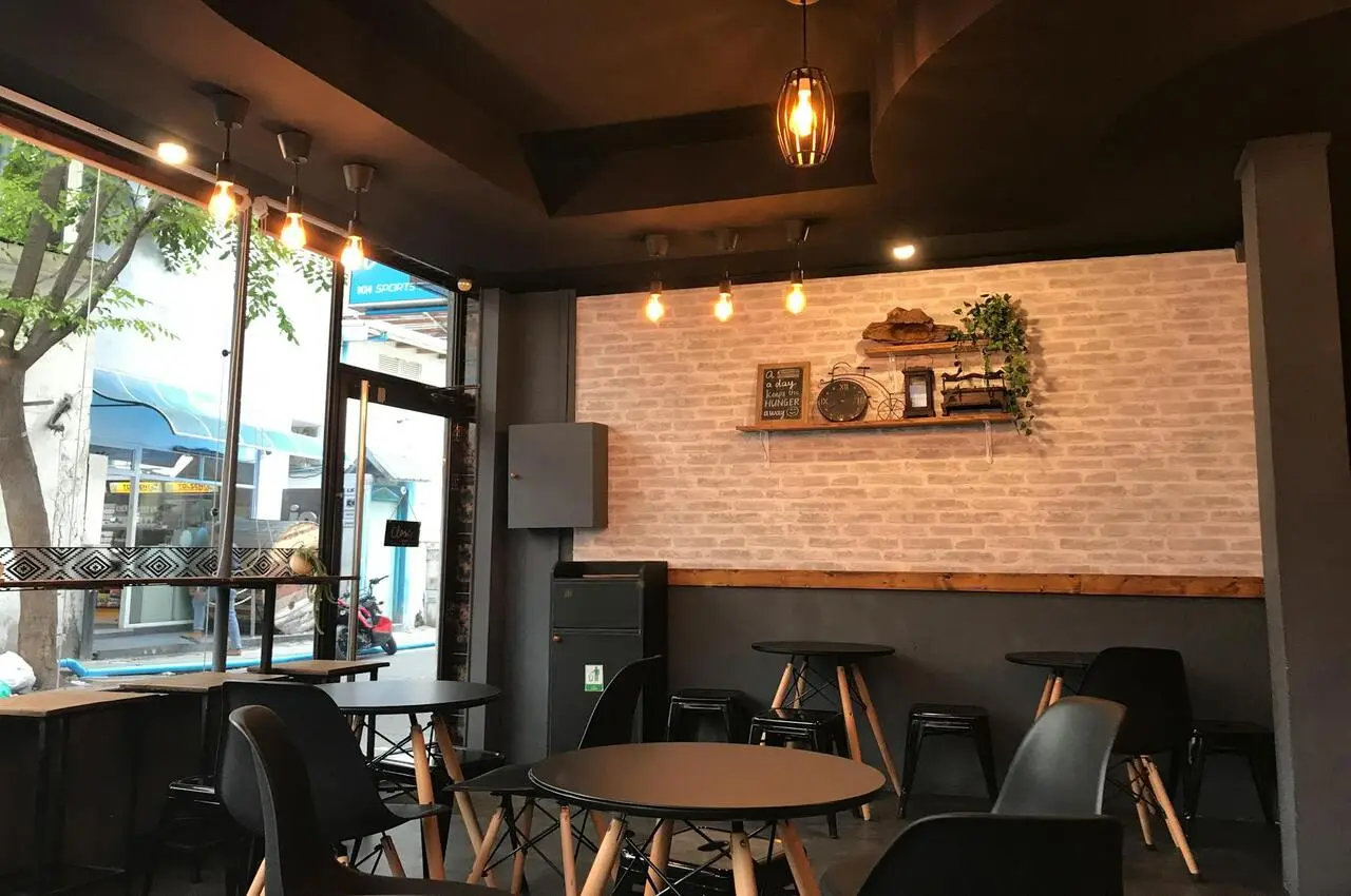 a dining area - among hidden gem restaurants in Orlando